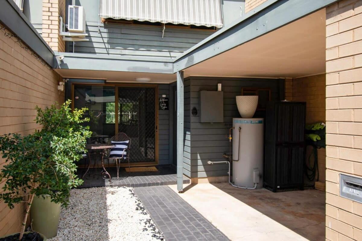 Appartement Luxury By The Lagoon - Water Views, 3 Mins To Cbd à Wagga Wagga Extérieur photo