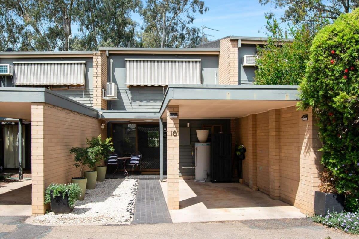 Appartement Luxury By The Lagoon - Water Views, 3 Mins To Cbd à Wagga Wagga Extérieur photo